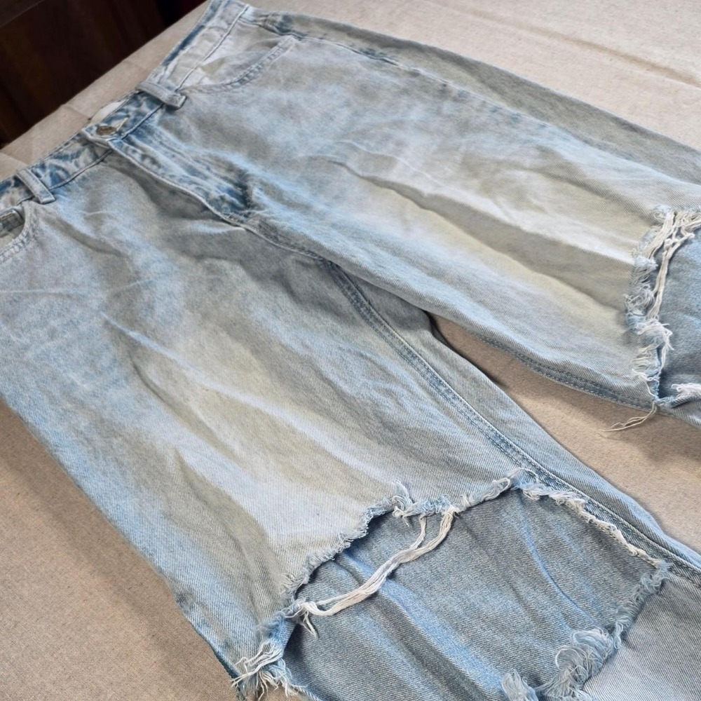 Womens Vervet Light Wash Distressed Jeans Style V2478 Cut 52166 (Sz 29)